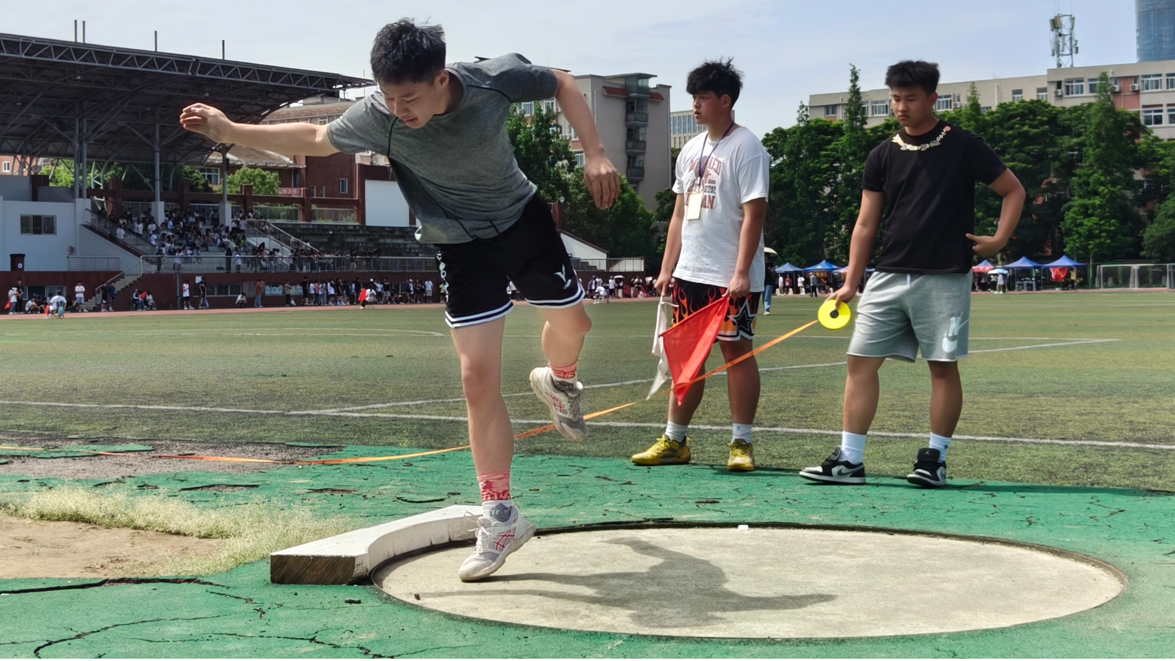 运动员们在场上奋勇争先，展现出色技艺